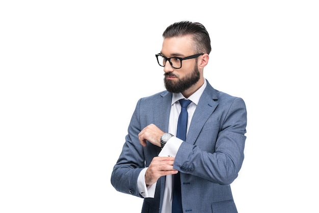 Apuesto hombre de negocios en traje gris y anteojos aislado en blanco