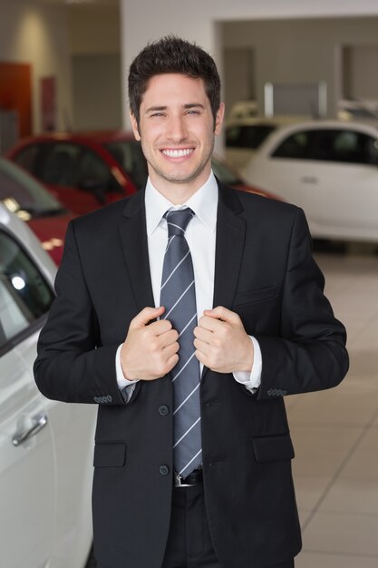 Apuesto hombre de negocios en traje stading