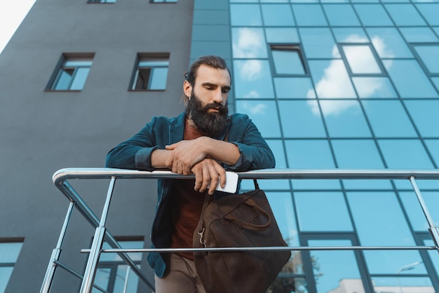 Apuesto hombre de negocios triste esperando llamada