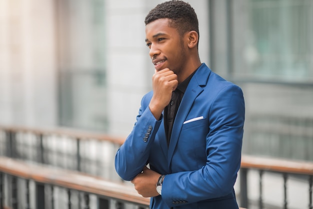 Apuesto joven africano en una chaqueta azul