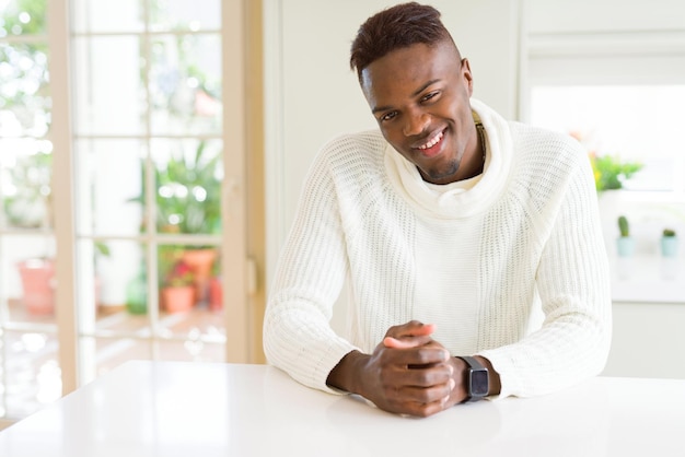 Apuesto joven africano sonriendo alegre con una gran sonrisa en la cara