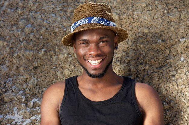 Apuesto joven afroamericano sonriendo con sombrero