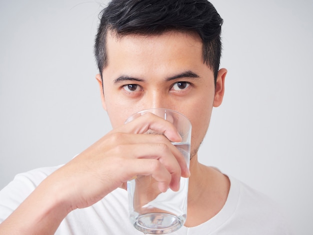 Apuesto joven agua potable