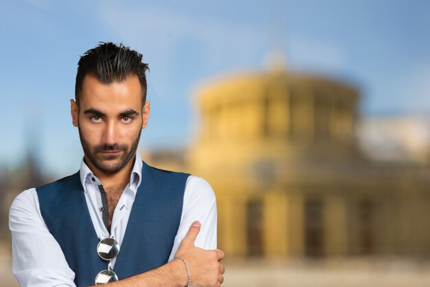 Foto apuesto joven árabe elegante retrato de cerca