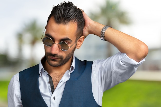 Foto apuesto joven árabe elegante retrato de cerca