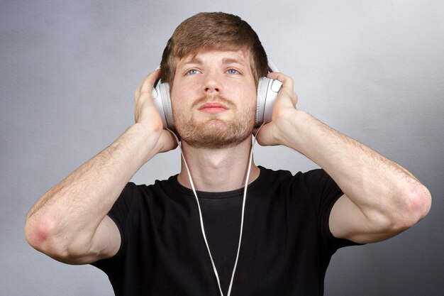 Apuesto joven en auriculares