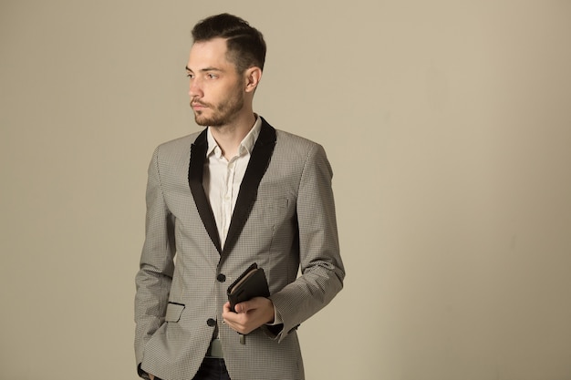 apuesto joven elegante en una chaqueta