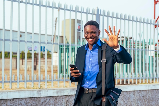 Apuesto joven empresario africano negro con tecnología moderna