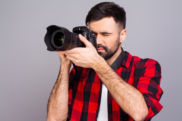 Apuesto joven fotografiarte en gris