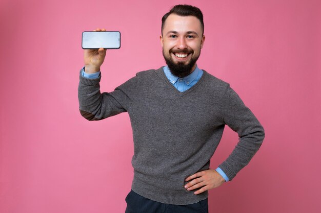 Apuesto joven fresco feliz guapo vistiendo ropa casual elegante de pie