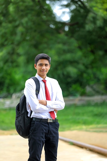 Apuesto joven indio con camisa blanca y corbata roja