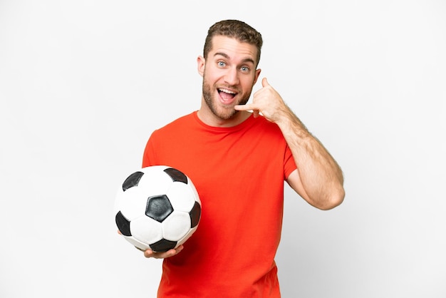 Apuesto joven jugador de fútbol hombre sobre fondo blanco aislado haciendo gesto de teléfono Llámame de nuevo firmar