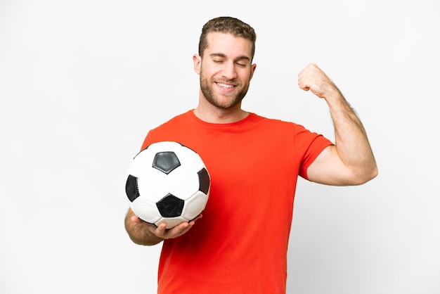 Apuesto joven jugador de fútbol sobre fondo blanco aislado haciendo un gesto fuerte