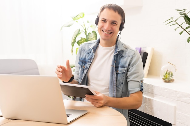 Apuesto joven en línea usando una computadora portátil