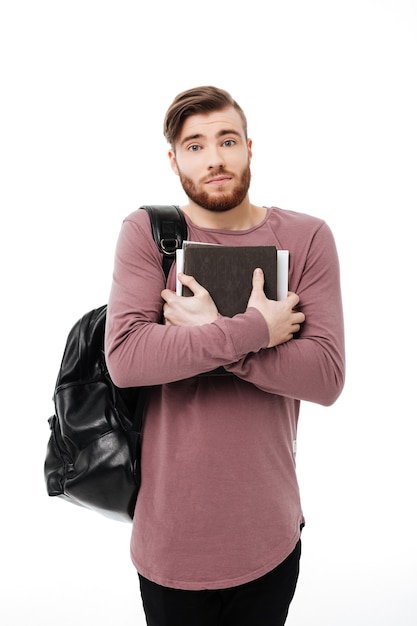 Apuesto joven llevando libros