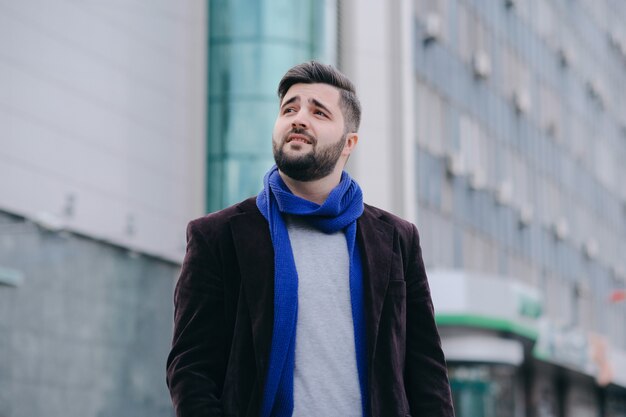 Apuesto joven en un paseo por la ciudad