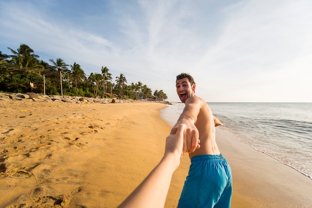 Apuesto joven en la playa