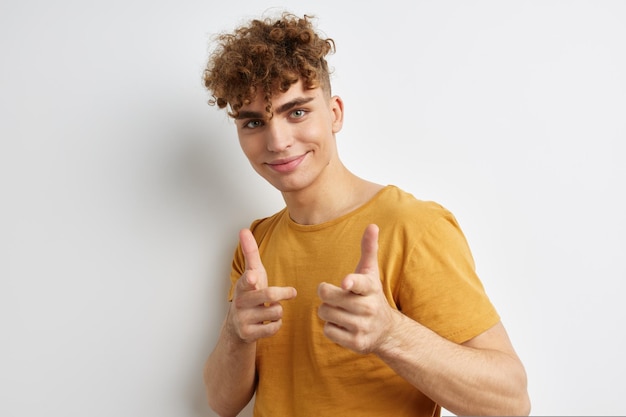 Apuesto joven posando estudio sonrisa estilo de vida inalterado