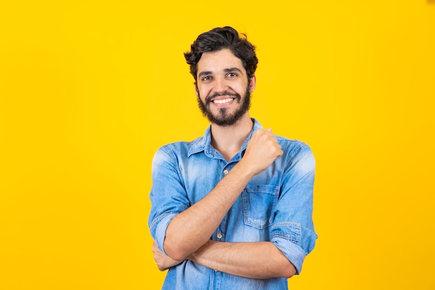 Apuesto joven sonriendo a la cámara