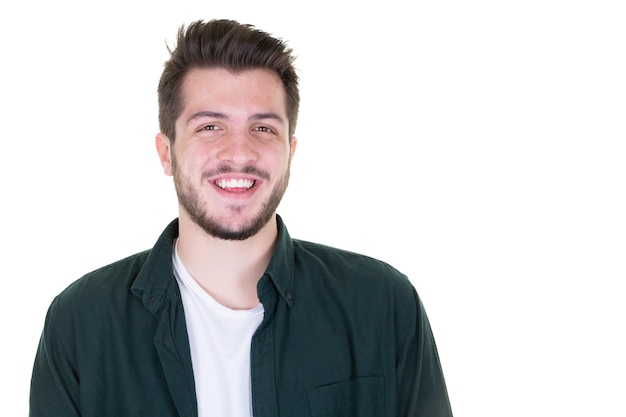 Apuesto joven sonriente riendo alegre alegre hombre de fondo blanco.