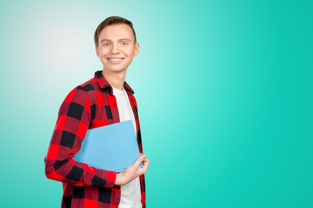 Apuesto joven sosteniendo libros