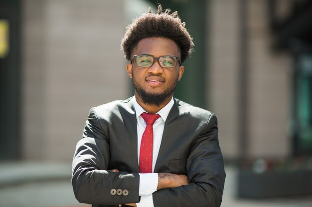 apuesto joven en traje y gafas