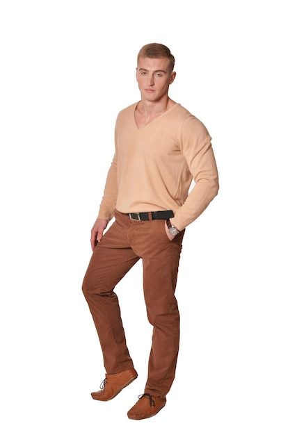 Apuesto joven vistiendo ropa casual posando aislado