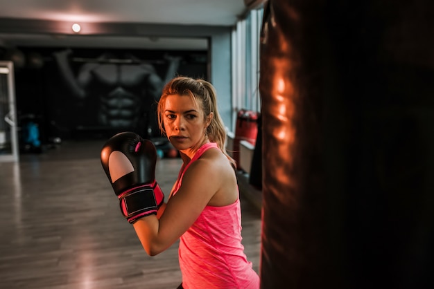 Apuesto mujer concentrada en el boxeo.