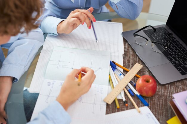 Foto apuesto profesor y alumno con lección