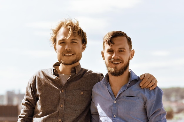 Apuestos jóvenes amigos caucásicos en el panorama de la ciudad como concepto de viaje y amistad