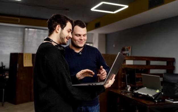 Apuestos jóvenes programadores que trabajan en la oficina Desarrollando tecnologías de programación y codificación