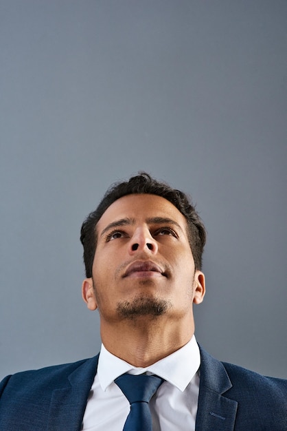 Apunta alto cuando pienses en tu negocio Foto de estudio de un hombre de negocios corporativo posando sobre un fondo gris