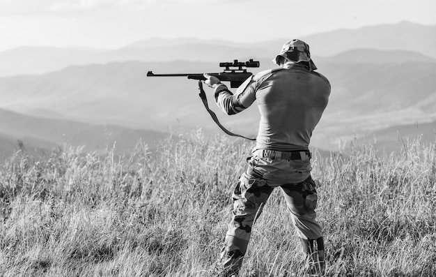 Apuntando a la seguridad del enemigo de la democracia defensor de la patria hombre con arma militar moda masculina soldado en tiempo de guerra en servicio concepto de tienda de armas cazador de permisos de armas en camuflaje