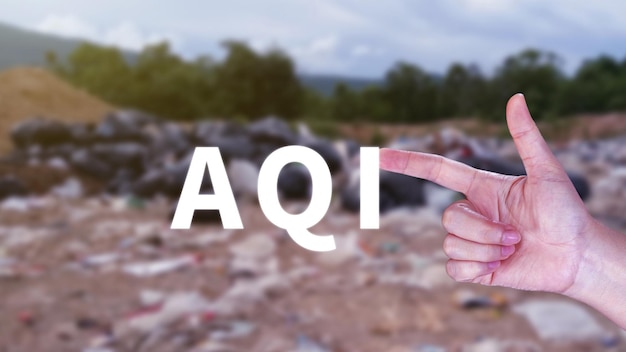 Foto aqi abkürzung für luftqualitätsindex handhaltung aqi auf naturgrundumweltkonzept