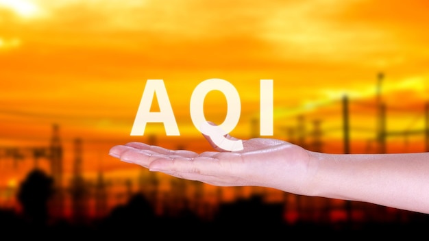 AQI Abreviatura del índice de calidad del aire con la mano AQI sobre el concepto de entorno de fondo natural