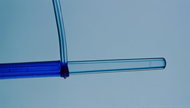 Foto aquablue-glaspipette auf einem blauen hintergrund