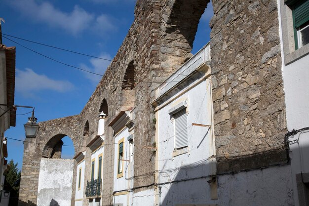 Aquädukt und Häuser in Evora, Portugal