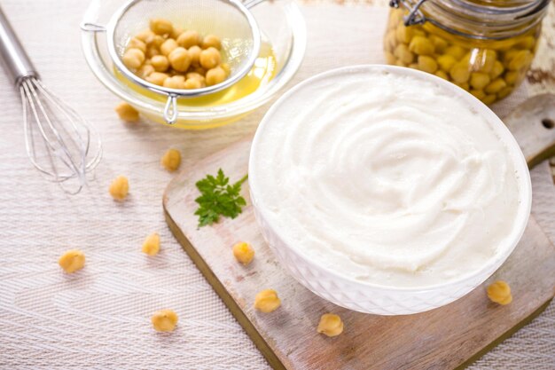 Aquafaba zubereiten und kochen, um vegane Speisen wie Mayonnaise oder Baisermilch und vegane Küche ohne Ei zuzubereiten