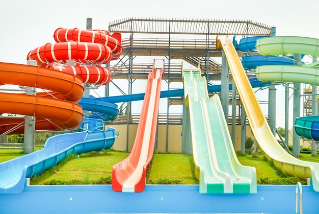 Aquapark-Konstruktionen mit großen Rutschen und Pipe