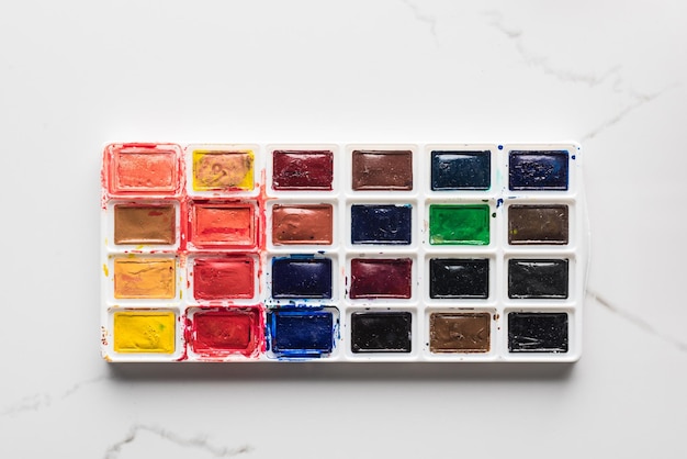 Aquarell helle Farbpalette auf marmorweißer Oberfläche