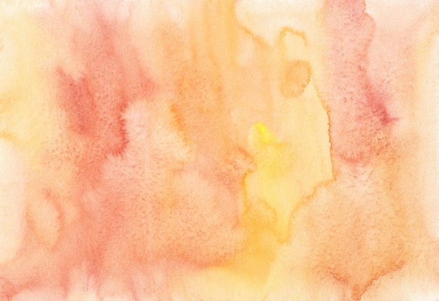 Aquarell Pastell orange-gelbe Hintergrundtextur. Aquarell pfirsichfarbener Hintergrund. Leichte korallenrote Farbflecken auf Papier, handbemalt.