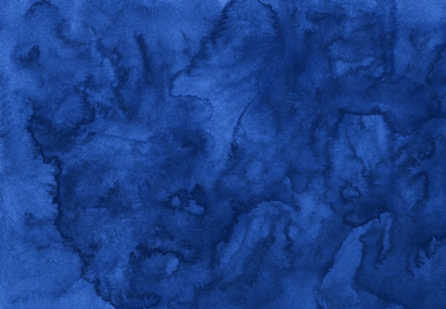 Aquarell tiefblaue Hintergrundbeschaffenheit handgemalt. Abstrakter Hintergrund der Aquarelle. Flecken auf Papier.