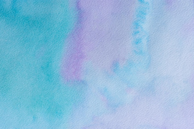 Aquarell türkis lila Hintergrund. Abstrakter sanfter Hintergrund des Himmels oder des Wassers. Bunte Papierstruktur für modernes Design. Blaue verschwommene Bewegungen, transparente Lichtaquarellzeichnung.Sommerbanner