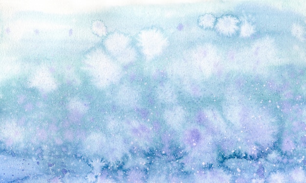 Aquarellblauer und lila Hintergrund mit Wasserspritzern für Design und Druck. Hand gezeichnete Illustration des Himmels oder des Schnees.