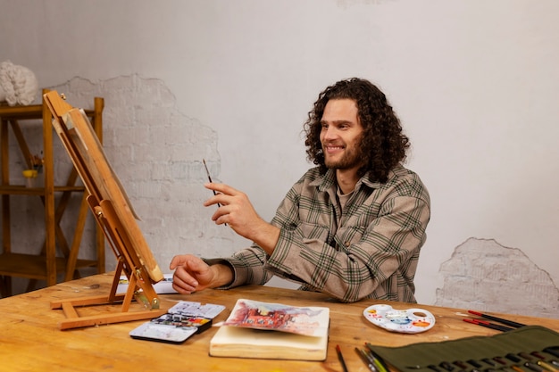 Foto aquarellmaler in seinem atelier
