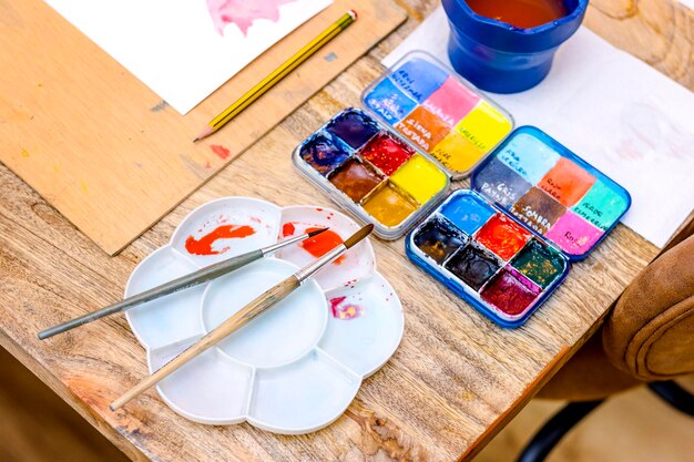 Aquarellmalerei-Workshop Kreative Kunstwerke Zubehör Werkzeuge liefert Set-Konzept