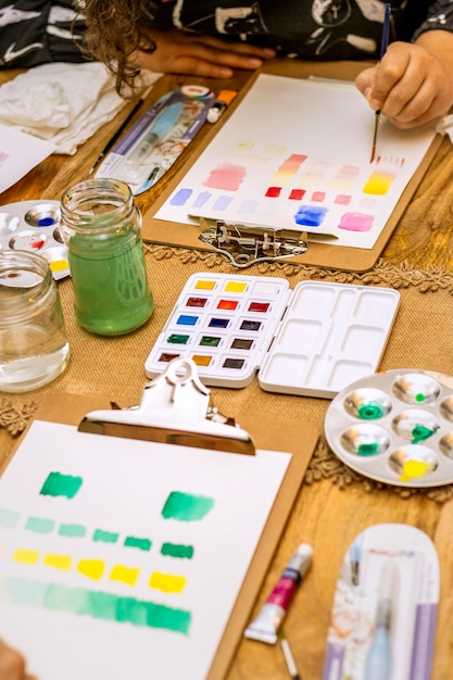 Aquarellworkshop Arbeitstisch mit Farben und Werkzeugen