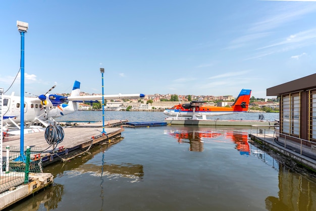 Aquatisches Parken von Wasserflugzeugen im Goldenen Horn von Istanbul