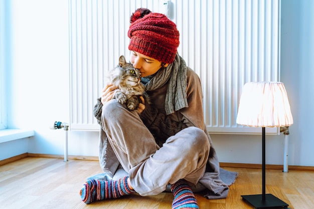 Aqueça perto do radiador em casa fria com gato doméstico