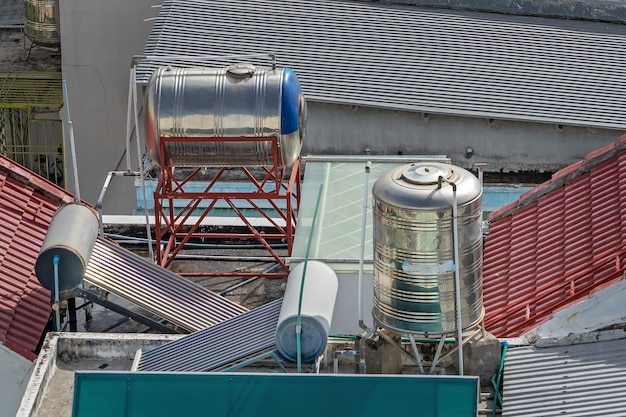 Aquecedor solar de água com caldeira no telhado da casa. sistema de aquecimento de energia verde